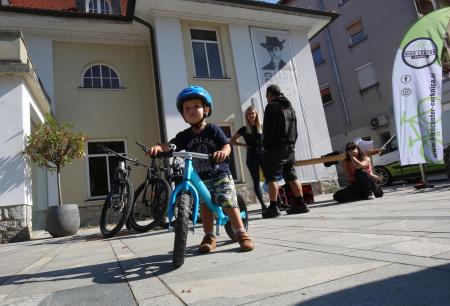 PREDSTAVITEV ETM PRED KULTURNIM DOMOM 11 FOTO LJUBO VUKELIČ